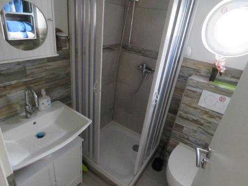 een badkamer met een douche, een toilet en een wastafel bij Ferienhaus in Sassnitz - klein aber fein bis 4 Personen in Sassnitz
