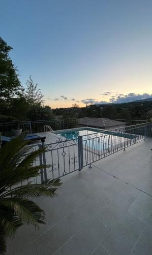 una piscina con barandilla de metal al lado en Appartement Villa d'Aurore, en Le Rouret