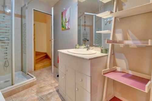 a bathroom with a sink and a shower at Location À 5mn De Saint Lary in Sailhan