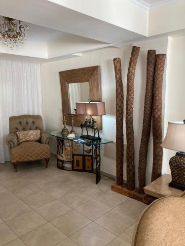 普羅塔拉斯的住宿－Anna Villa，客厅配有椅子、桌子和镜子