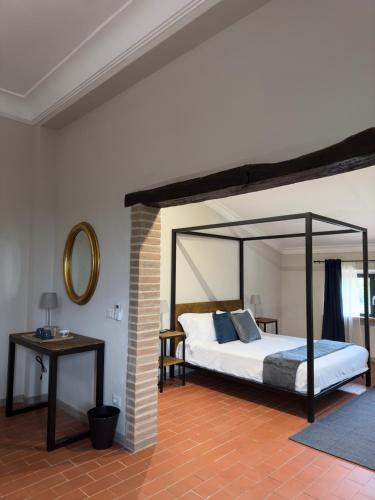 1 dormitorio con cama con dosel y mesa en Casa M Vineyard en Chianciano Terme