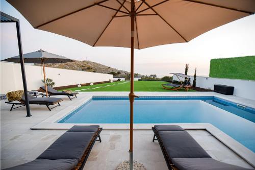 Πισίνα στο ή κοντά στο Luxury Villa Mika with private pool near Dubrovnik