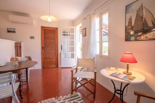 - un salon avec une table et une lampe dans l'établissement Studio Le Val de Pons Ramatuelle, à Ramatuelle