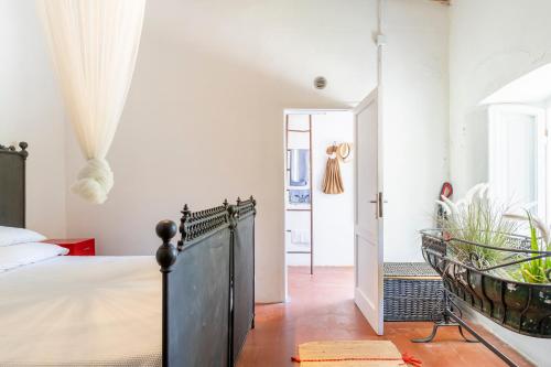 een gastenslaapkamer met een bed en een hal bij Country House With Garden&Private Parking! in Livorno