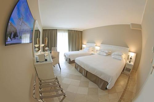 Ένα ή περισσότερα κρεβάτια σε δωμάτιο στο Hôtel L'Abbaye