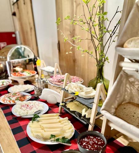 een tafel met borden met voedsel op een tafel bij Chaty Lesko-Ski in Lesko