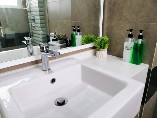 Vannituba majutusasutuses Suite B17 ,Zetapark Condo ,Free Wi-Fi, 6-8PAX