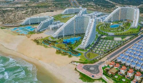 een luchtzicht op een resort op het strand bij Arena Cam Ranh Beach resort in Miếu Ông