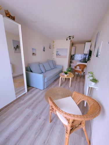 un salon avec un canapé et une table dans l'établissement Studio 1 piece vacances proche de la mer, au Grau-du-Roi