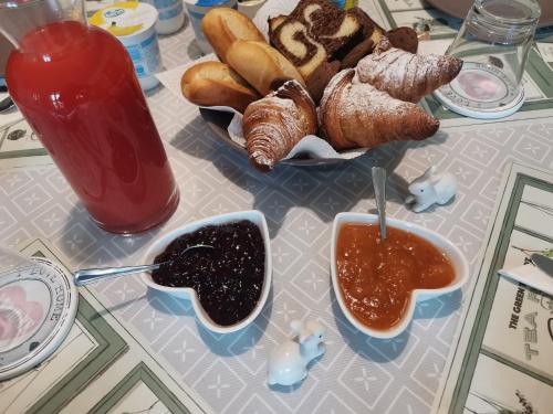 a table with a plate of bread and a bowl of preserves at Il Colibrì Bed&Breakfast in Leno