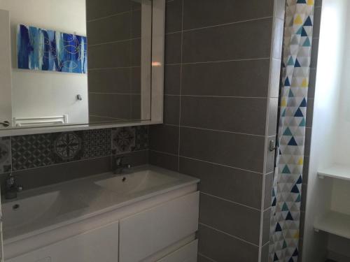 a bathroom with a sink and a mirror at Maison Famille 8 pers, Jardin et Terrasse à Jard-sur-Mer - FR-1-336-104 in Jard-sur-Mer