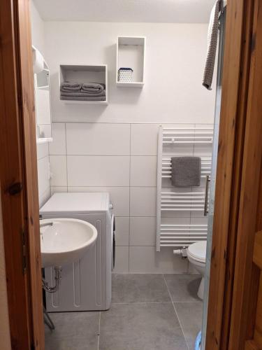 uma casa de banho branca com um lavatório e um WC em Apartments in Schwabacher Innenstadt em Schwabach
