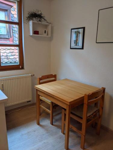 uma mesa de madeira e cadeiras num quarto em Apartments in Schwabacher Innenstadt em Schwabach