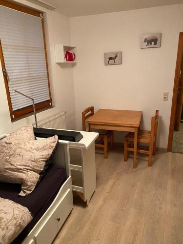 um quarto com uma mesa e uma cama e uma mesa e cadeira em Apartments in Schwabacher Innenstadt em Schwabach