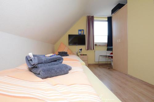 1 dormitorio con 1 cama con toallas en Nordseewelle, en Borkum