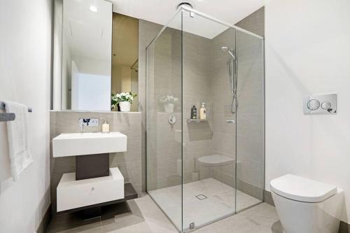 ein Bad mit einer Dusche, einem Waschbecken und einem WC in der Unterkunft Prestigious 2B apt Unreal harbour view FreeParking#WSP3709 in Melbourne