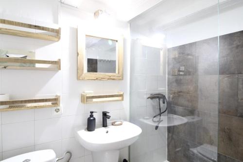 een badkamer met een wastafel, een toilet en een douche bij New design apartment in Barcelona center. in Barcelona