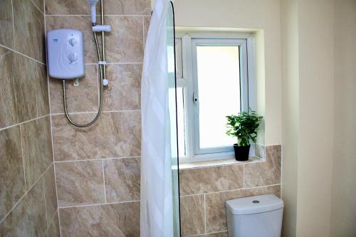 Ванна кімната в Luxury Living at Hampden Gardens - Stunning Two-Bedroom Flats from Fran Properties!