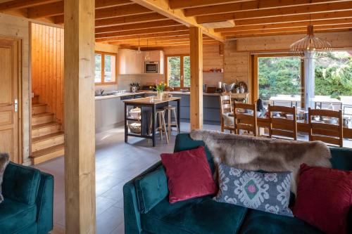 - un salon et une cuisine dans une cabane en rondins dans l'établissement Chalet Champ de la Lune, aux Gets