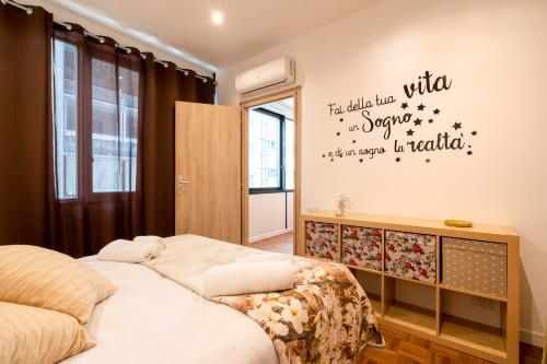 מיטה או מיטות בחדר ב-Casa dei Fiori Colorful Apt near the station
