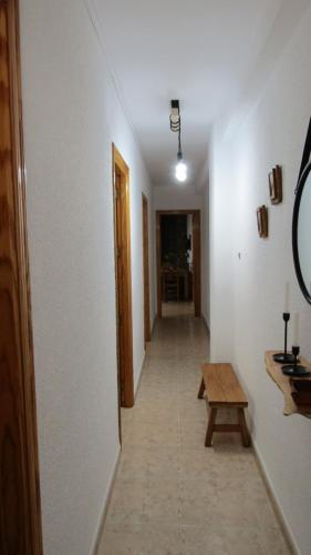 een hal met een bank en een tafel in een kamer bij El Rincón de Alejandro in Arroyo Frio