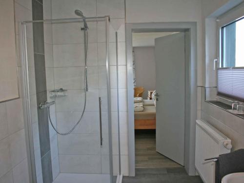 baño con ducha y puerta de cristal en Ferienwohnung Christel, en Schmallenberg