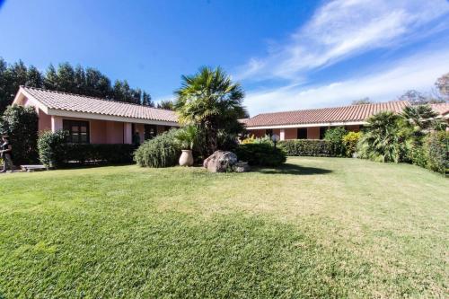 a house with a lawn in front of it at Agriturismo Villa Gaia in Càbras