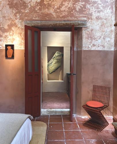 a bedroom with a bed and a painting on the wall at Jr-Kiyo Estudios in Oaxaca City