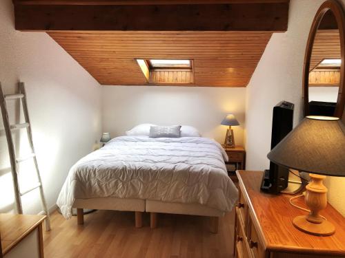 1 dormitorio con 1 cama con techo de madera en SUNSET 3 pieces centre Moulleau 50 m de la plage, en Arcachon