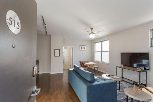 TV a/nebo společenská místnost v ubytování CozySuites Music Row Spacious 1BR with free parking 60