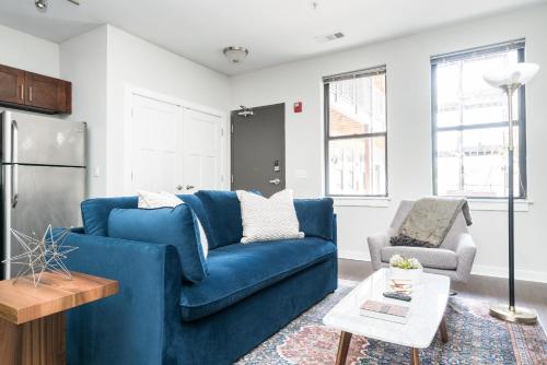 Posezení v ubytování CozySuites Music Row Elegant 1BR w free parking #06