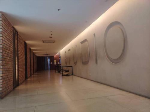 un couloir avec une rangée de miroirs sur le mur dans l'établissement Netflix Largest Studio @ Empire Damansara, à Petaling Jaya