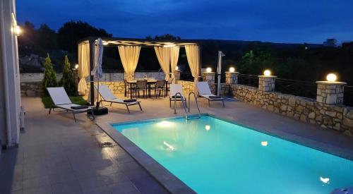 Bazén v ubytování Natural view villa with private pool nebo v jeho okolí
