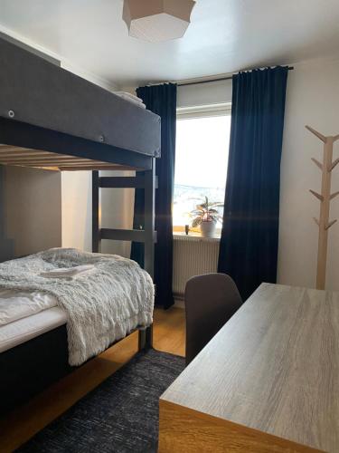 ein Schlafzimmer mit einem Etagenbett und einem Tisch in der Unterkunft Brinkeboda Wärdshus in Mörsil