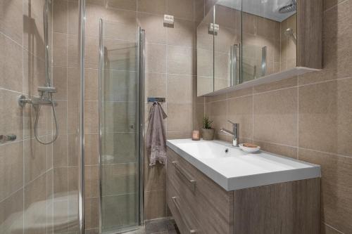 Ένα μπάνιο στο Big central apartment w/ a view and parking