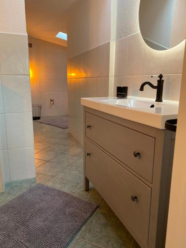 ein Badezimmer mit Waschbecken und Dusche in der Unterkunft Ferienhäuschen Gartenblick in Friedrichroda