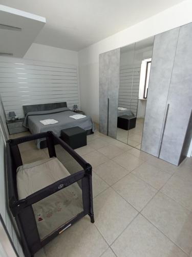 Habitación con cama y baño con espejo. en B&B Da Luca en Grottaminarda