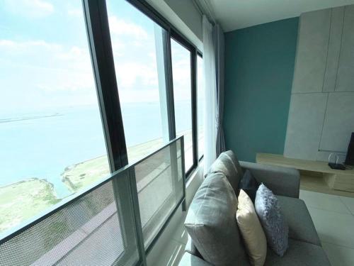 Posezení v ubytování SUNRISE GURNEY FULLSEAVIEW LUXURY 2ROOM SUITE 8PAX