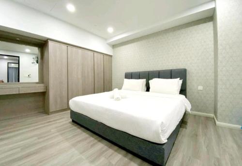 Postel nebo postele na pokoji v ubytování SUNRISE GURNEY FULLSEAVIEW LUXURY 2ROOM SUITE 8PAX