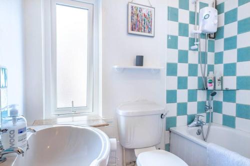 łazienka z wanną, toaletą i umywalką w obiekcie Close to city centre home w mieście Belfast