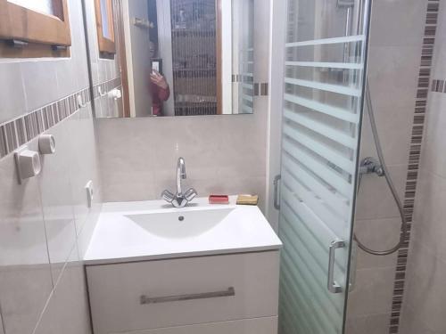 une salle de bain avec un lavabo, un miroir et une douche dans l'établissement Villa cosy climatisée, 10 min plage, piscine, parking privé - FR-1-607-87, au Cap d'Agde