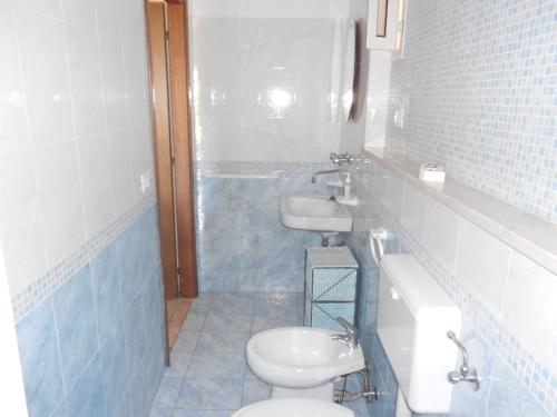a bathroom with a white toilet and a sink at Casa Brigante in Torre Pali