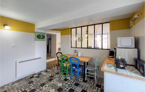 Virtuvė arba virtuvėlė apgyvendinimo įstaigoje Cozy Home In Pexonne With Wifi