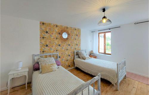 a bedroom with two beds and a wall at Cozy Home In Pexonne With Wifi in Pexonne