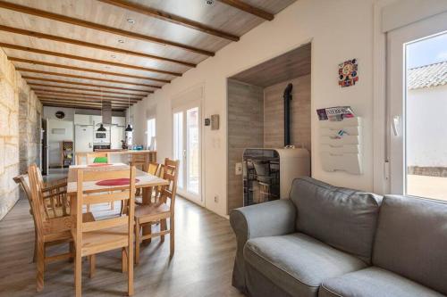 uma sala de estar com uma mesa e um sofá em Casa en Dozón Centro de Galicia 