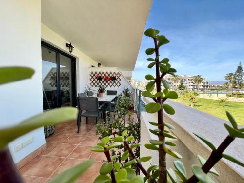 balcón con mesa y vistas al océano en Puerta del Cabo en Retamar