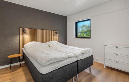 Un dormitorio con una gran cama blanca y una ventana en Awesome Home In Sydals With Wifi, en Sønderby