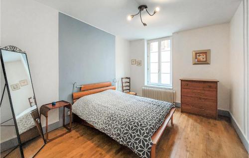 een slaapkamer met een bed, een dressoir en een spiegel bij Beautiful Home In Volnay With Wifi in Volnay