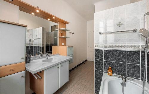 een badkamer met een bad, een wastafel en een douche bij Beautiful Home In Volnay With Wifi in Volnay