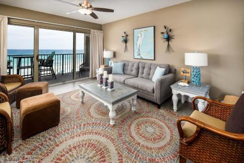 uma sala de estar com um sofá e uma mesa em Emerald Twrs West 4000 by Brooks and Shorey Resorts condo em Fort Walton Beach
